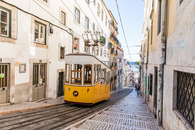 caratteristico tram per le strette vie del centro storico di lisbona