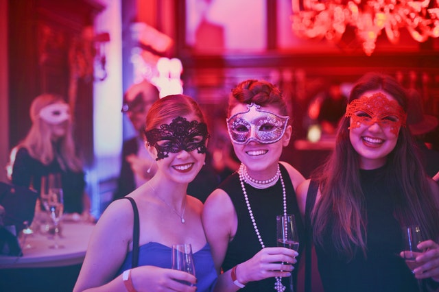 tre ragazze ad una festa di capodanno in maschera
